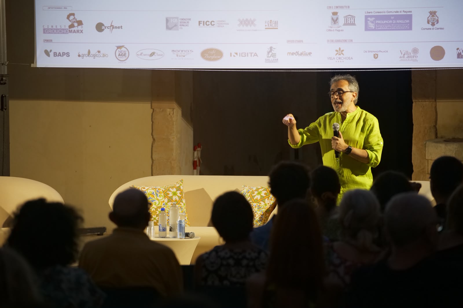 DonnaFugata Film Festival, il via nel segno di Fabio Frizzi. E con “Fantozzi” il pubblico ritrova un pezzo di storia del cinema italiano. Si prosegue stasera con il concerto di Francesco Riotta, domani arrivano Anna Di Francisca e Paolo Perna.